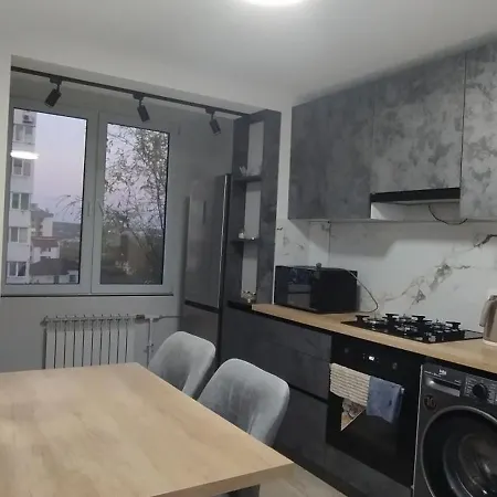 24 на 24, 2 спальни - аэропорт Apartment Chisinau